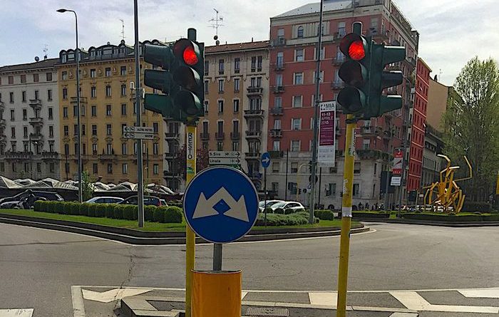 Multa per semaforo rosso valida anche con giallo ‘lampo’ Multa per semaforo rosso valida anche con giallo ‘lampo’